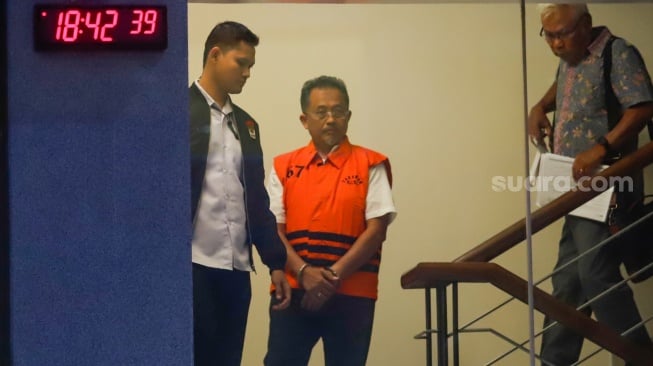 Kepala Divisi Pengembangan Bisnis dan Investasi PT. Hutama Karya (Ketua Tim Pengadaan Lahan) M. Rizal Sutjipto mengenakan rompi tahanan usai menjalani pemeriksaan di Gedung KPK, Jakarta, Rabu (6/8/2025). [Suara.com/Alfian Winanto]