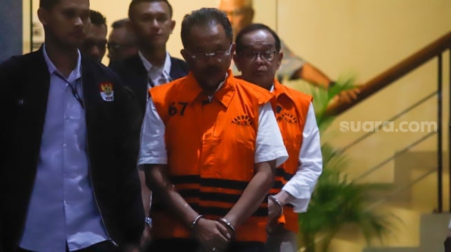 Direktur Utama PT. Hutama Karya (HK) Bintang Perbowo (kanan) dan Kepala Divisi Pengembangan Bisnis dan Investasi PT. Hutama Karya (Ketua Tim Pengadaan Lahan) M. Rizal Sutjipto (kiri) mengenakan rompi tahanan usai menjalani pemeriksaan di Gedung KPK, Jakarta, Rabu (6/8/2025). [Suara.com/Alfian Winanto]