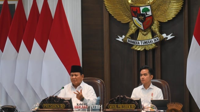 Presiden Prabowo Subianto (kiri) didampingi Wapres Gibran Rakabuming Raka (kanan) memimpin Sidang Kabinet Paripurna di Kantor Presiden, Istana Kepresidenan, Jakarta, Rabu (6/8/2025). [ANTARA FOTO/Aditya Pradana Putra/rwa]