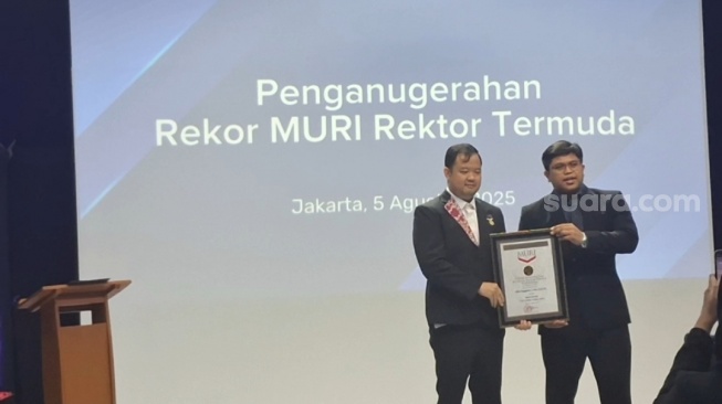 Usia 26 Tahun, Alim Anggono Jadi Rektor Termuda dan Masuk Rekor MURI