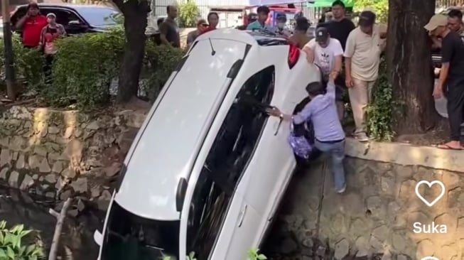 Mobil BR-V Nyebur ke Kali Kelapa Gading, Emak-emak Panik Salah Injak Pedal Gas usai Diklakson