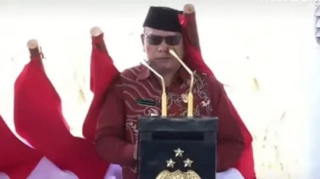 Viral Pembaca Doa Tertimpa Tiang Bendera di Depan Prabowo, Publik Kaitkan Polemik One Piece