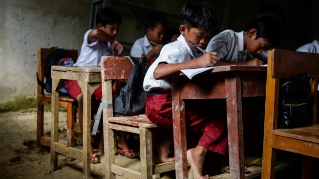Sejumlah siswa kelas tiga menulis saat mengikuti kegiatan belajar mengajar di SD Negeri 1 Curug, Kecamatan Cibaliung, Pandeglang, Banten, Rabu (6/8/2025). [ANTARA FOTO/Muhammad Bagus Khoirunas/foc]