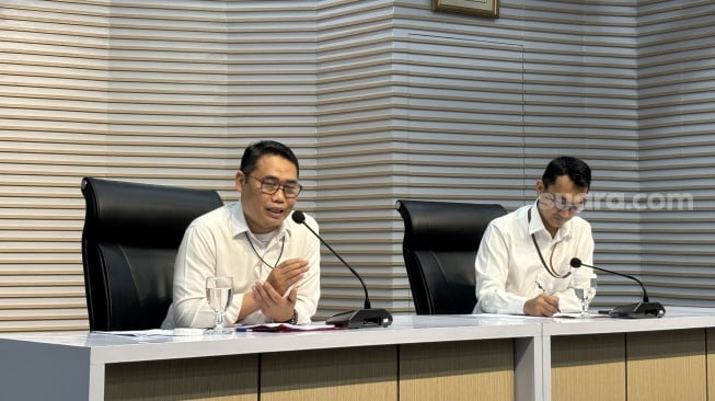 Pelaksana tugas (Plt) Deputi Penindakan dan Eksekusi KPK Asep Guntur Rahayu dan Juru Bicara KPK Budi Prasetyo di Gedung Merah Putih KPK, Jakarta Selatan, Rabu (5/8/2025). [Suara.com/Dea]