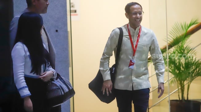 Mantan Menteri Pendidikan, Kebudayaan, Riset dan Teknologi (Mendikbudristek) Nadiem Makarim (tengah) usai menjalani pemeriksaan di gedung Merah Putih KPK, Jakarta, Kamis (7/8/2025). [Suara.com/Alfian Winanto]