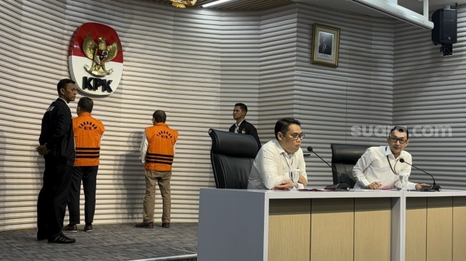 KPK Resmi Tahan 2 Tersangka dari PT Hutama Karya dalam Kasus JTTS