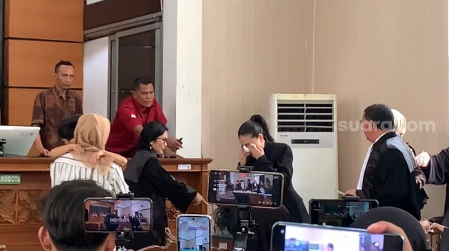 Momen pertemuan Nikita Mirzani dengan Arkana Mawardi di sidang lanjutan kasus pemerasan di Pengadilan Negeri Jakarta Selatan, Kamis, 7 Agustus 2025. [Suara.com/Adiyoga Priyambodo]