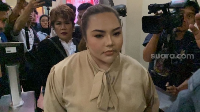 Lisa Mariana tiba untuk menjalani tes DNA dengan Ridwan Kamil di Bareskrim Mabes Polri pada Kamis, 7 Agustus 2025. [Suara.com/Tiara Rosana]