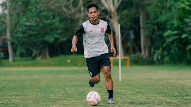BRI Super League: Taufik Rustam Serap Ilmu dari Pemain Senior Malut United