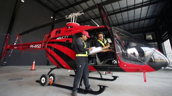 Petugas melakukan pengecekan dan persiapan terbang Helikopter jenis Bell 505 milik PT. WhiteSky Aviation untuk disewa menuju Jakarta di Cengkareng Heliport Bandara Soekarno Hatta, Tangerang, Banten, Rabu (29/4/2022). [ANTARA FOTO/Muhammad Iqbal/rwa]