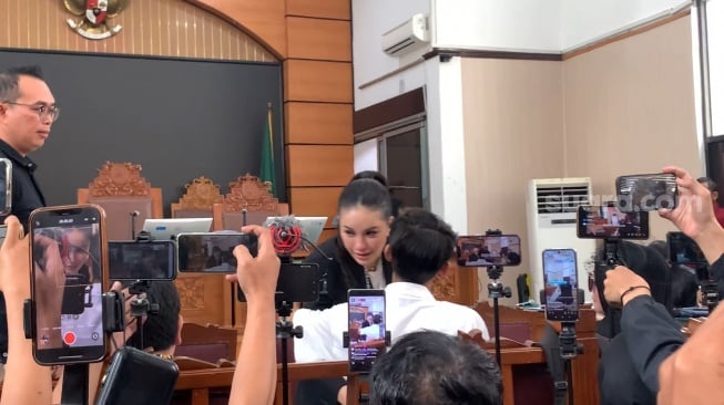 Nikita Mirzani dalam sidang lanjutan kasus pemerasan terhadap Reza Gladys di Pengadilan Negeri Jakarta Selatan, Kamis, 7 Agustus 2025. [Suara.com/Adiyoga Priyambodo]