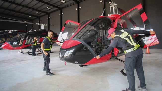Petugas melakukan pengecekan dan persiapan terbang Helikopter jenis Bell 505 milik PT. WhiteSky Aviation untuk disewa menuju Jakarta di Cengkareng Heliport Bandara Soekarno Hatta, Tangerang, Banten, Rabu (29/4/2022). [ANTARA FOTO/Muhammad Iqbal/rwa]

