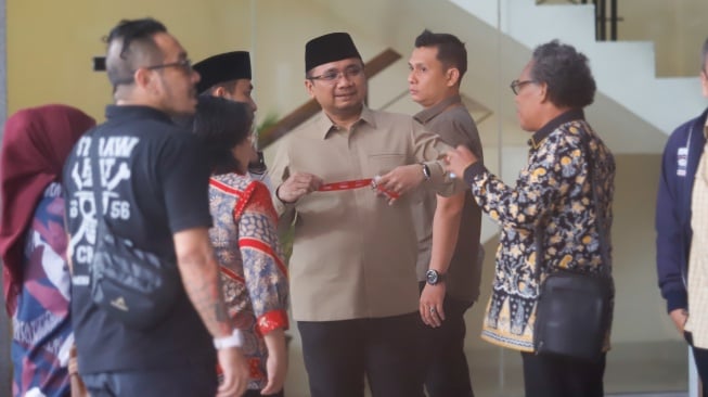 Mantan Menteri Agama Yaqut Cholil Qoumas (tengah) usai menjalani pemeriksaan di Gedung Merah Putih KPK, Jakarta, Kamis (7/8/2025). [Suara.com/Alfian Winanto]