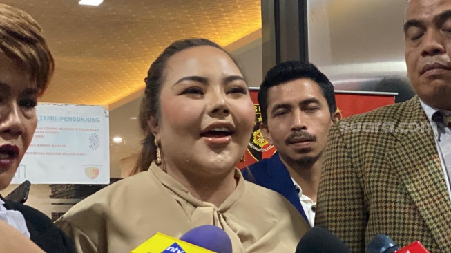 Lisa Mariana usai menjalani tes DNA. [Suara.com/Tiara Rosana]
