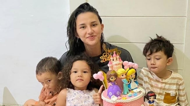 Dahlia Poland dan Anak-anaknya (Instagram)