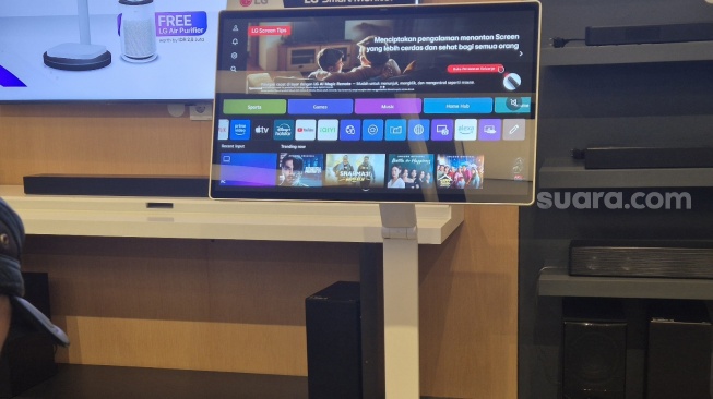 Media review LG Smart Monitor Swing di Jakarta, Kamis (7/8/2025). [Suara.com/Dythia]