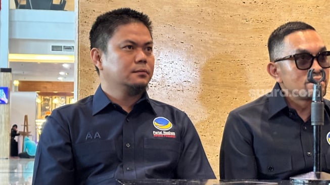 Bupati Kolaka Timur Sedang Duduk Santai di Kota Makassar Saat Diberitakan Kena OTT