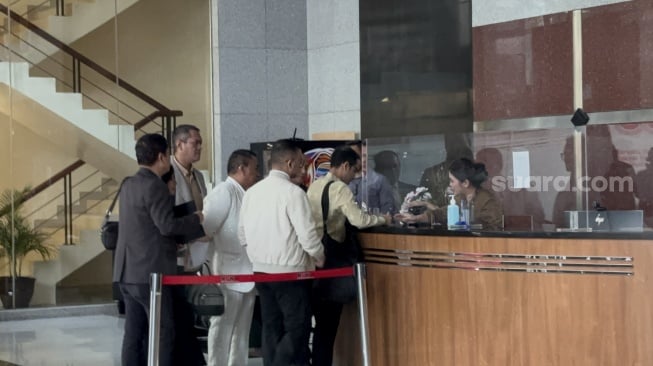 Mantan Menteri Pendidikan, Kebudayaan, Riset, dan Teknologi (Mendikbudristek) Nadiem Makarim  tiba di Gedung Merah Putih KPK, Jakarta Selatan, Kamis (7/8/2025). [Suara.com/Dea]