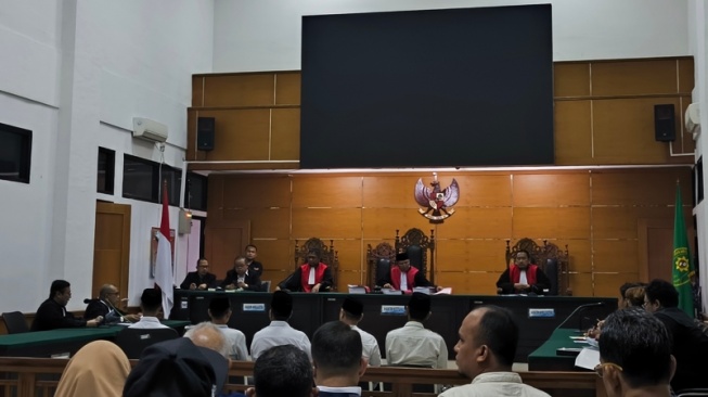 Meja hijau Pengadilan Negeri (PN) Serang menjadi panggung utama saat sidang perdana kasus dugaan premanisme dan pemerasan proyek raksasa PT Chandra Asri Alkali (CAA) [Yandi Sofyan/Suarabanten]