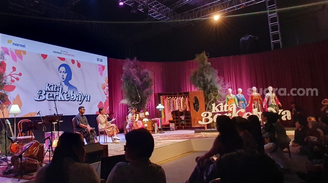 Sejumlah narasumber berdiskusi terkait kebaya saat Program Kita Berkebaya, ARTJOG 2025 di Jogja Nasional Museum (JNM), Kamis (7/8/2025). [Hiskia/Suarajogja]