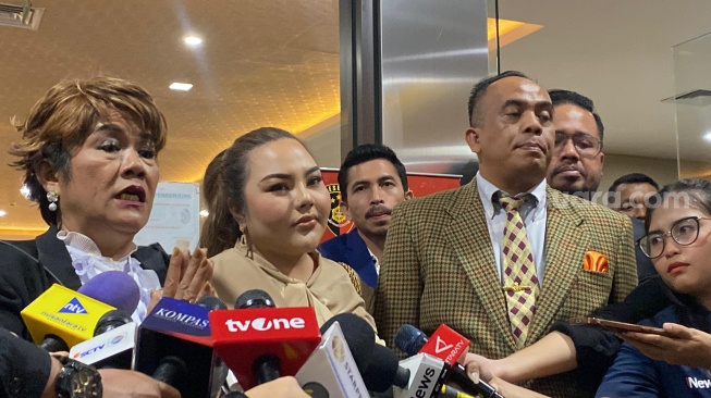 Lisa Mariana usai menjalani tes DNA. [Suara.com/Tiara Rosana]