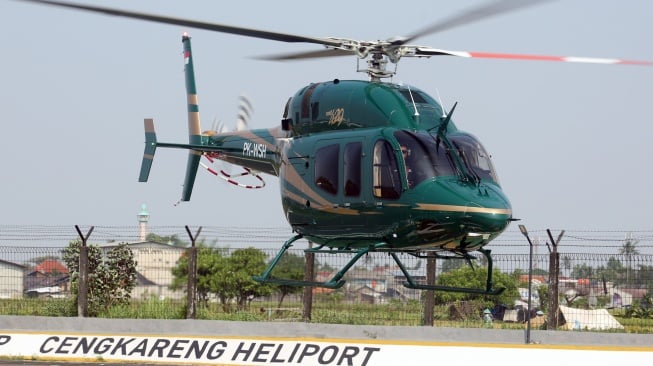 Pilot membawa terbang warga menggunakan Helikopter jenis Bell 429 milik PT. WhiteSky Aviation menuju Jakarta di Cengkareng Heliport Bandara Soekarno Hatta, Tangerang, Banten, Rabu (29/4/2022). [ANTARA FOTO/Muhammad Iqbal/rwa]