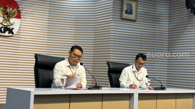 Pelaksana tugas (Plt) Deputi Penindakan dan Eksekusi KPK Asep Guntur Rahayu dan Juru Bicara KPK Budi Prasetyo di Gedung Merah Putih KPK, Jakarta Selatan. [Suara.com/Dea]