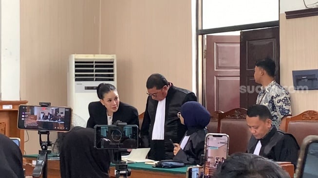 Nikita Mirzani dalam sidang lanjutan kasus pemerasan terhadap Reza Gladys di Pengadilan Negeri Jakarta Selatan, Kamis, 7 Agustus 2025. [Suara.com/Adiyoga Priyambodo]