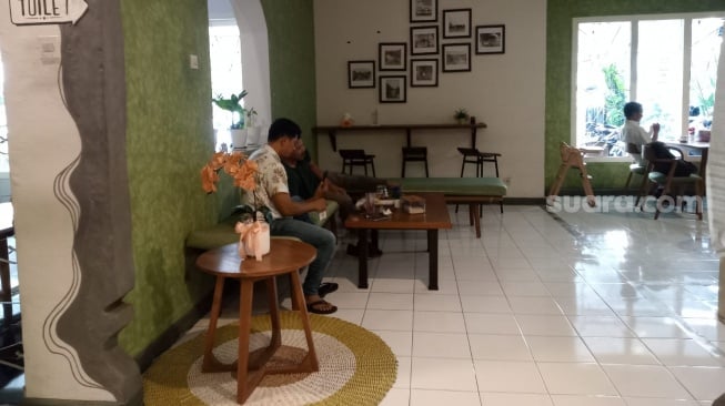Pengunjung di salah satu cafe di Kota Mataram, Nusa Tenggara Barat [Suara.com/Buniamin]