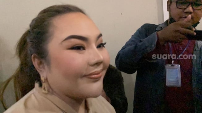 Lisa Mariana tiba untuk menjalani tes DNA dengan Ridwan Kamil di Bareskrim Mabes Polri pada Kamis, 7 Agustus 2025. [Suara.com/Tiara Rosana]
