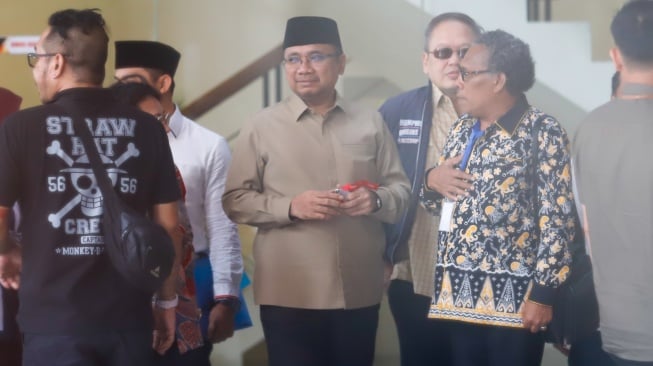 Mantan Menteri Agama Yaqut Cholil Qoumas (tengah) usai menjalani pemeriksaan di Gedung Merah Putih KPK, Jakarta, Kamis (7/8/2025). [Suara.com/Alfian Winanto]