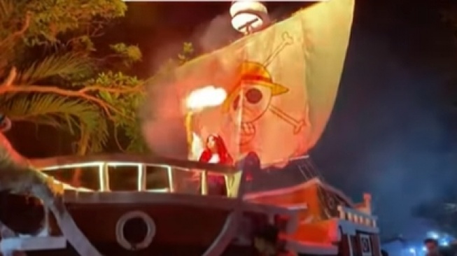 Dikira Karnaval 17-an Biasa, Viral Warga Kampung Ini Malah Arak Kapal One Piece