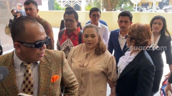 Lisa Mariana tiba untuk menjalani tes DNA dengan Ridwan Kamil di Bareskrim Mabes Polri pada Kamis, 7 Agustus 2025. [Suara.com/Tiara Rosana]