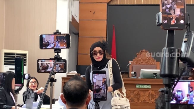 Dokter Detektif atau Doktif hadir sebagai saksi di sidang lanjutan kasus pemerasan Nikita Mirzani terhadap Reza Gladys di Pengadilan Negeri Jakarta Selatan, Kamis, 7 Agustus 2025. [Suara.com/Adiyoga Priyambodo]