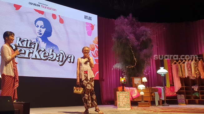 Salah satu pengguna kebaya yang tampil di program Kita Berkebaya di Jogja Nasional Museum (JNM), Kamis (7/8/2025). [Hiskia/Suarajogja]