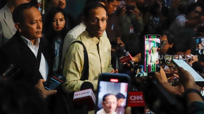 Mantan Menteri Pendidikan, Kebudayaan, Riset dan Teknologi (Mendikbudristek) Nadiem Makarim (tengah) usai menjalani pemeriksaan di gedung Merah Putih KPK, Jakarta, Kamis (7/8/2025). [Suara.com/Alfian Winanto]