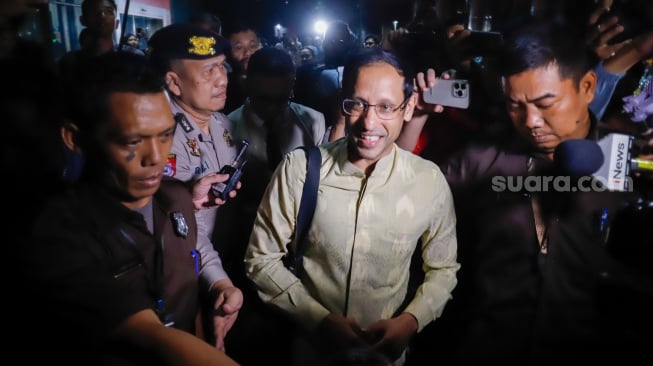 Mantan Menteri Pendidikan, Kebudayaan, Riset dan Teknologi (Mendikbudristek) Nadiem Makarim (tengah) usai menjalani pemeriksaan di gedung Merah Putih KPK, Jakarta, Kamis (7/8/2025). [Suara.com/Alfian Winanto]