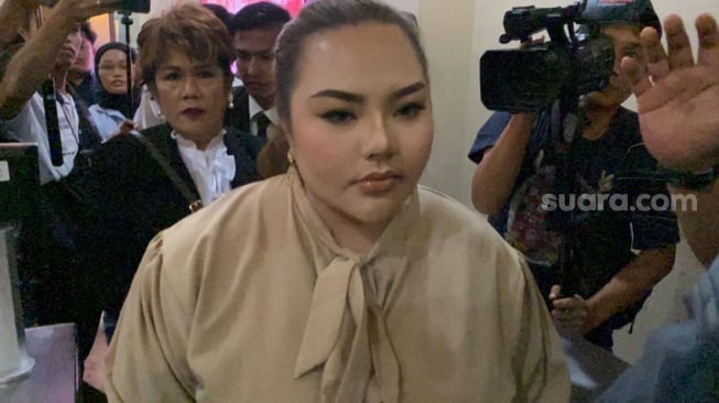 Lisa Mariana tiba untuk menjalani tes DNA dengan Ridwan Kamil di Bareskrim Mabes Polri pada Kamis, 7 Agustus 2025. [Suara.com/Tiara Rosana]