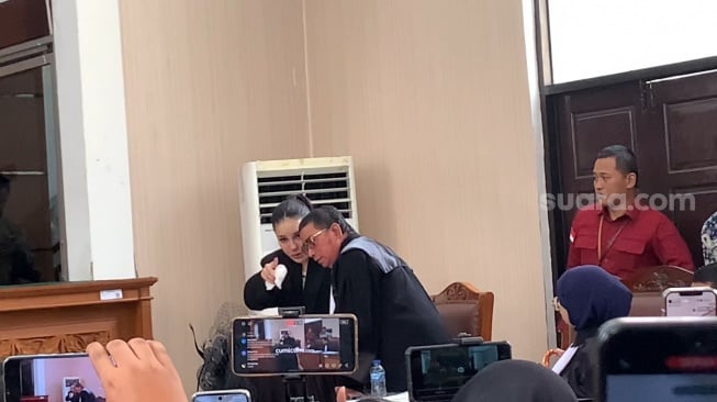 Momen pertemuan Nikita Mirzani dengan Arkana Mawardi di sidang lanjutan kasus pemerasan di Pengadilan Negeri Jakarta Selatan, Kamis, 7 Agustus 2025. [Suara.com/Adiyoga Priyambodo]