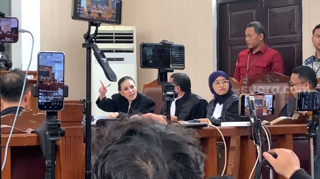 Nikita Mirzani dalam sidang lanjutan kasus pemerasan terhadap Reza Gladys di Pengadilan Negeri Jakarta Selatan, Kamis, 7 Agustus 2025. [Suara.com/Adiyoga Priyambodo]
