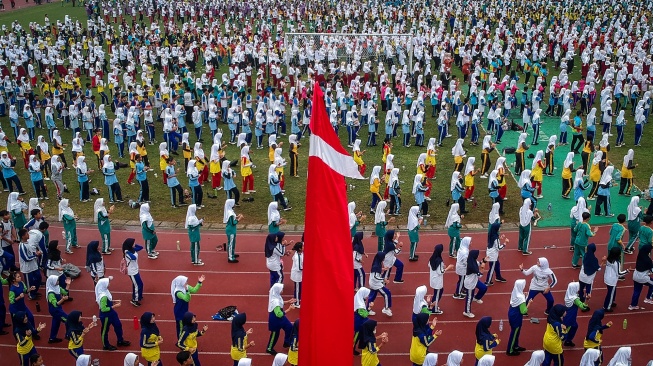 Foto udara sejumlah pelajar mengikuti Senam Anak Indonesia Hebat di Stadion Benteng Reborn, Kota Tangerang, Banten, Jumat (8/8/2025). [ANTARA FOTO/Putra M. Akbar/YU]