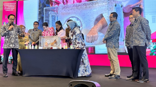 Gerakan Berantas Nyamuk Bersama 3M+ Mengoles: Keluarga Sehat dan Bebas DBD saat memperlihatkan Soffell sebagai lotion anti nyamuk lewat edukasi dengan harapan akan terjadi perubahan perilaku dalam menanggulangi keluarga dari DBD (Dok: Enesis Group)