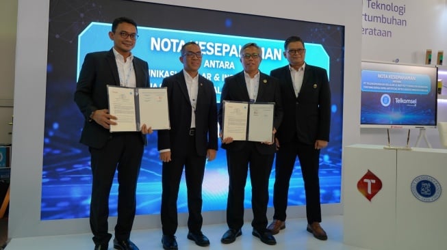 Tandatangani Nota Kesepahaman, Telkomsel dan ITB Hadirkan AI Innovation Hub di KSTI Indonesia 2025