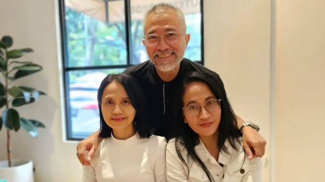 Lukman Sardi bersama sang kakak, Santi Sardi dan Ajeng Sardi. Santi (duduk sebelah kiri) adalah seorang akrtis senior meninggal dunia hari ini, Jumat (8/8/2025). [Instagram]