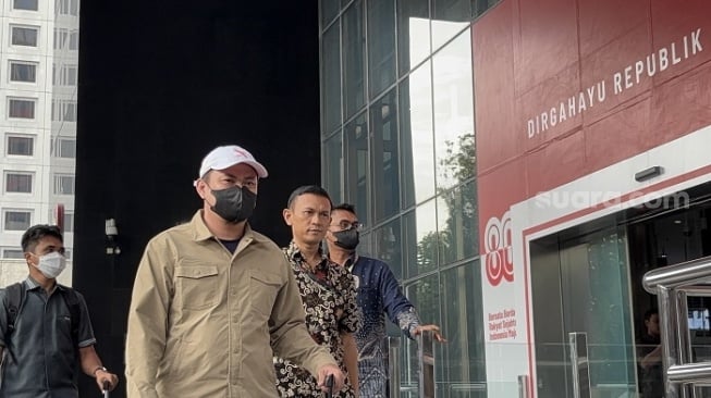 Penampakan Bupati Koltim Abdul Azis digiring ke KPK usai kena OTT. (Suara.com/Dea)