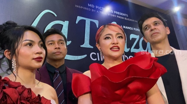 Gala Premier film La Tahzan berlangsung di kawasa Kuningan Jakarta Selatan, Kamis (7/8/2025). Hadir di acara tersebut artis Marshanda, Deva Mahenra, sutradara Hanung Bramantyo, produser Manoj Punjabi dan lainnya. [Instagram]