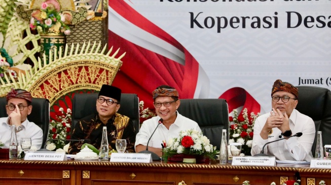 Mendagri dalam Rapat Konsolidasi Satgas Nasional dan Percepatan Operasionalisasi Kopdeskel Merah Putih yang digelar di Wisma Sabha, Kantor Gubernur Bali, Kota Denpasar, Jumat (8/8/2025) (Dok: Kemendagri)