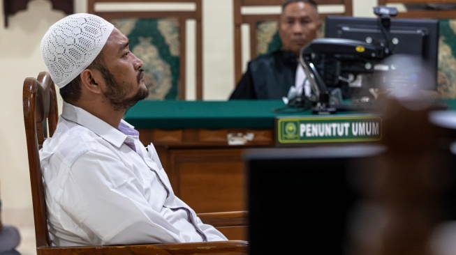 Terdakwa kasus penembakan yang menewaskan siswa SMKN 4 Semarang berinisial GRO (17) dan melukai dua pelajar S dan A, Aipda Robig Zaenudin mengikuti sidang pembacaan vonis di Pengadilan Negeri Semarang, Jawa Tengah, Jumat (8/8/2025).  [ANTARA FOTO/Aji Styawan/YU]