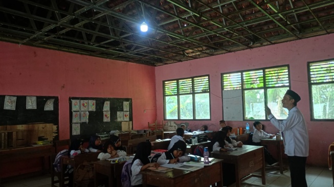Ironi Pendidikan di Bogor, Atap Sekolah Roboh Dekat Pusat Pemerintahan, Kondisi Memprihatinkan