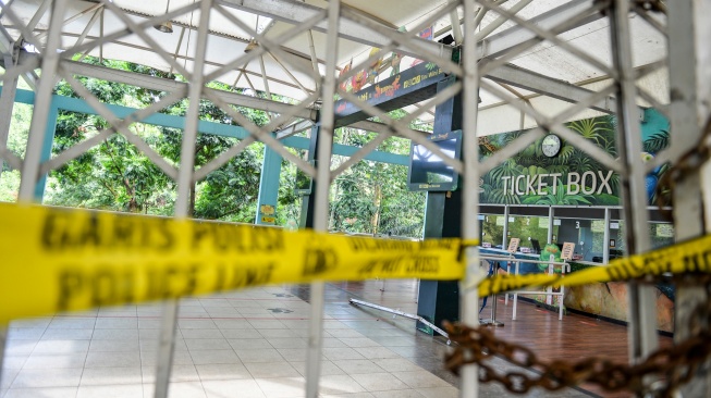 Kondisi pintu gerbang yang disegel di Kebun Binatang Bandung, Jawa Barat, Jumat (8/8/2025). [ANTARA FOTO/Raisan Al Farisi/bar]